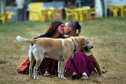 festival airvault rêve de l'aborigène festivaliers amoureux baiser